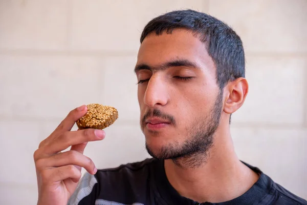 Muçulmano Está Comendo Falafel Aproveitando Seu Tempo — Fotografia de Stock
