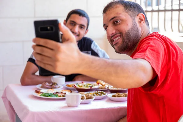 Hombre Musulmán Amigo Están Tomando Selfie Desayunando — Foto de Stock