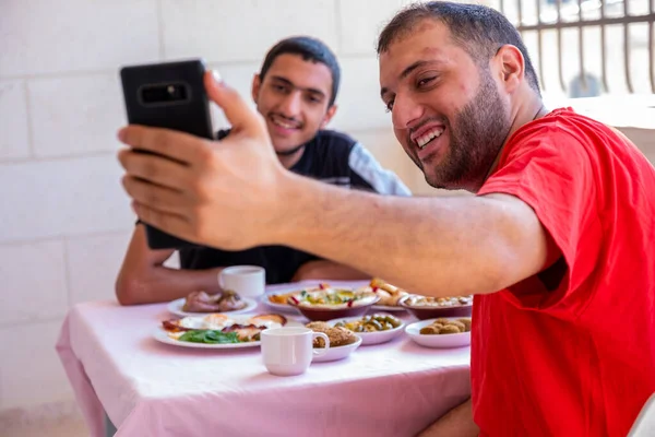 Muzułmanin Jego Przyjaciel Robią Sobie Selfie Jedzą Śniadanie — Zdjęcie stockowe