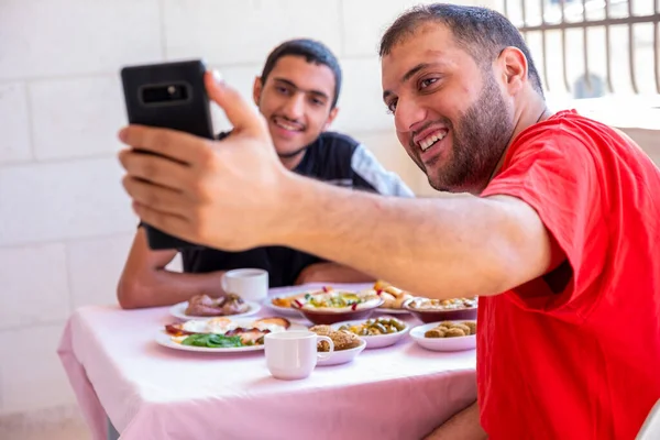 Hombre Musulmán Amigo Están Tomando Selfie Desayunando — Foto de Stock