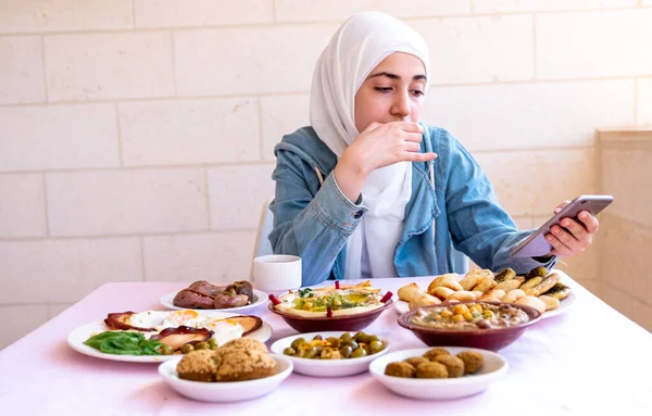 Muslimská Dívka Jedí Snídani Volá Své Přátele — Stock fotografie