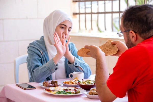 커플들은 아침을 여자들은 빵먹는걸 거부하고 있어요 — 스톡 사진