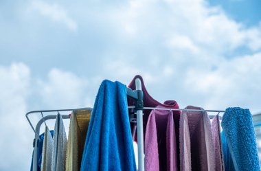 Renkli ikililerle dolu çamaşır rafı.