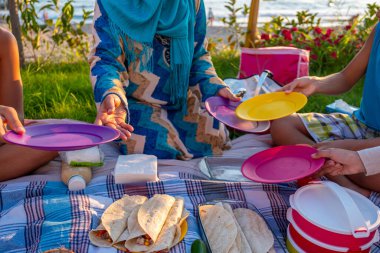 Anne ve çocukları yemek için yemek hazırlıyorlar.