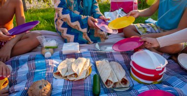 Anne ve çocukları yemek için yemek hazırlıyorlar.