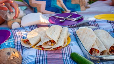 Aile elleri yerde halısı olan bir kum cadısını yiyor.