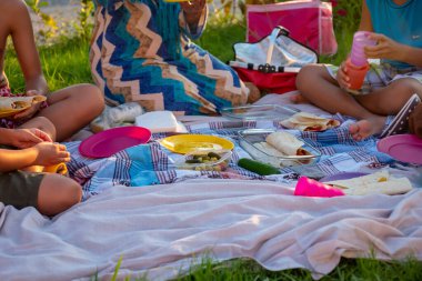 Kahvaltının yaprakları kirli ve boş tabaklarla kaplı.