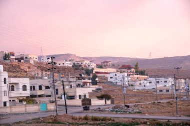 Güzel bir sabah, kırmızı gün doğuyor mahallede