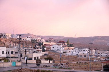 Güzel bir sabah, kırmızı gün doğuyor mahallede