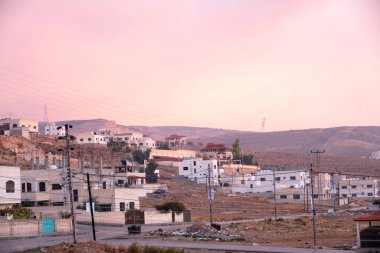 Güzel bir sabah, kırmızı gün doğuyor mahallede