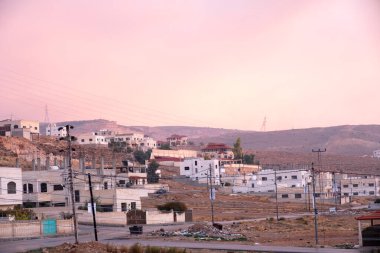 Güzel bir sabah, kırmızı gün doğuyor mahallede