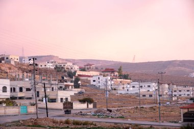 Güzel bir sabah, kırmızı gün doğuyor mahallede