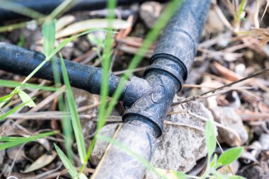 Ekinlerin sulanması için damlatma sistemi tüpleri