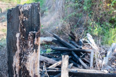 Su transferi için eski paslı metalik boru hattı
