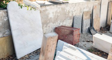 Mezar taşını mermer ve granit kullanarak arzulamak için işyeri