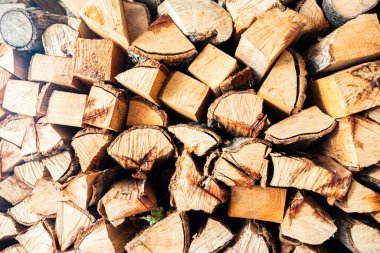 Kışın odunları depolamak için şöminelerdeki evlerimizi ısıtmak için kullanırız.