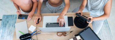 Evdeki çocuklar zaman geçirmek için teknoloji eğlencelerini kullanıyorlar.