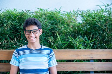 Yalnız çocuk bahçede oturuyor.