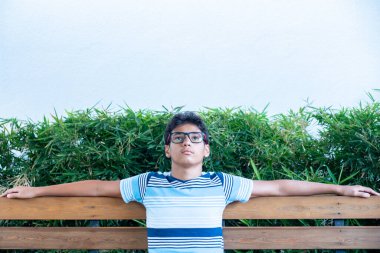 Beyaz fotokopi alanı olan Arap gençler.