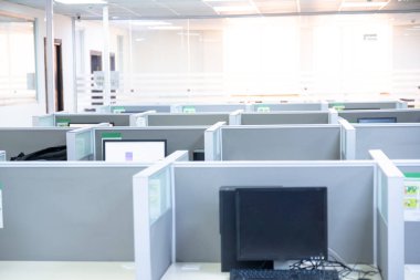 Boş çağrı merkezi katı PC istasyonlarını göster ve karantina süresinden dolayı kimse yok ve yakında işgal edilecek.