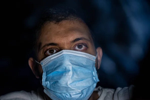 Hombre Oscuridad Usando Máscara Protección Para Proteger Aliento Del Humo — Foto de Stock