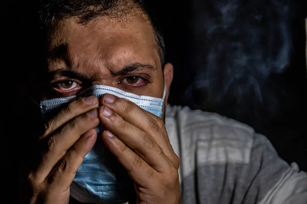 Hombre Oscuridad Protegiendo Sus Respiraciones Contaminación Por Emisiones Enfermedades — Foto de Stock