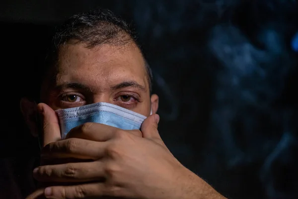 Hombre Oscuridad Protegiendo Sus Respiraciones Contaminación Por Emisiones Enfermedades — Foto de Stock