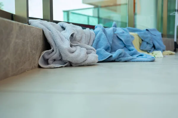 Seitenansicht Für Handtücher Auf Dem Boden — Stockfoto