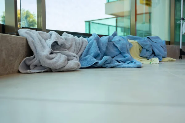 Seitenansicht Für Handtücher Auf Dem Boden — Stockfoto