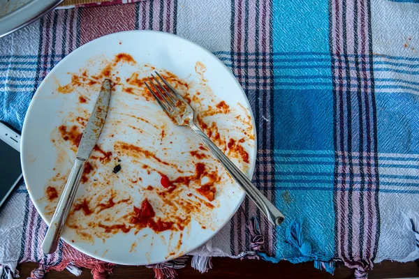 Volantes Desayuno Con Platos Sucios Vacíos Sobre Mesa — Foto de Stock