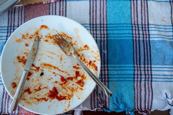 Volantes Desayuno Con Platos Sucios Vacíos Sobre Mesa — Foto de Stock