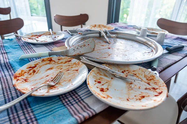 Volantes Desayuno Con Platos Sucios Vacíos Sobre Mesa — Foto de Stock