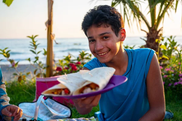 Yong Boy Showing His Favourite Sandwich — Stock Photo, Image