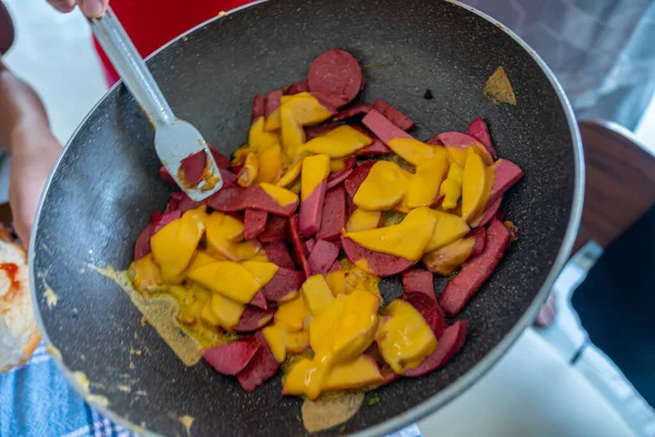 Zelfgemaakte Salami Met Kaas Een Pan — Stockfoto