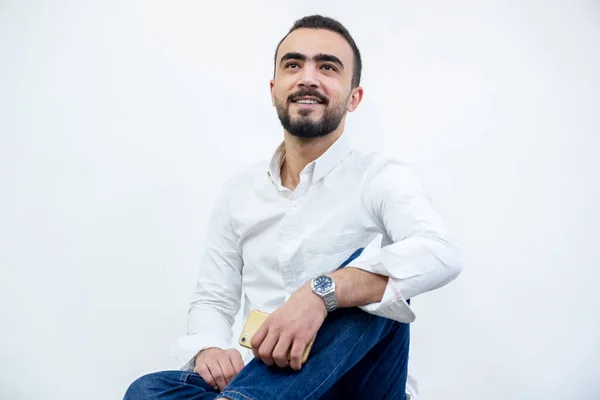 Árabe Alegre Homem Sentado Chão Tem Sorriso Lindamente Isolado — Fotografia de Stock