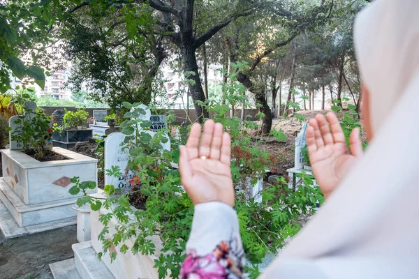 Mulher Muçulmana Levantando Mãos Orando Allah Para Povos Mortos Cemitério — Fotografia de Stock