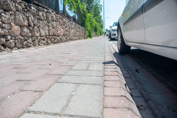 Sidewalk Dla Narodów Nowoczesnym Designie Obok Niektórych Zaparkowanych Samochodów — Zdjęcie stockowe