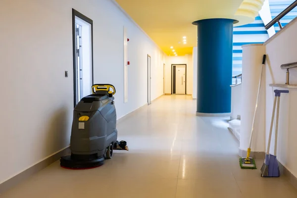 Bir bina ya da yerleşim girişi için süpürme makinesi