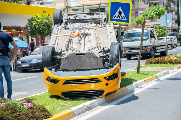 Kötü koşullarda sokakta takla atan bir arabanın portresi.