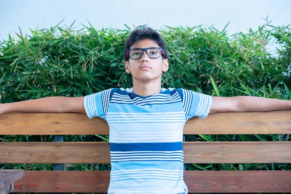 Árabe Adolescente Con Blanco Copia Espacio Hasta —  Fotos de Stock