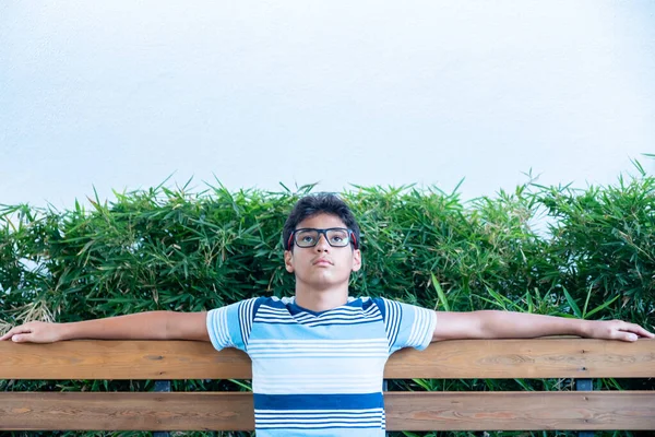 Beyaz fotokopi alanı olan Arap gençler.