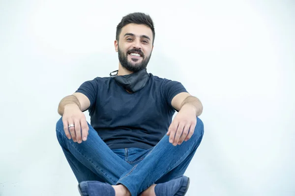 Arabo Allegro Uomo Seduto Sul Pavimento Hanno Bel Sorriso Isolato — Foto Stock