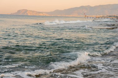 Suyun tepesinde köpüklü güzel deniz dalgaları