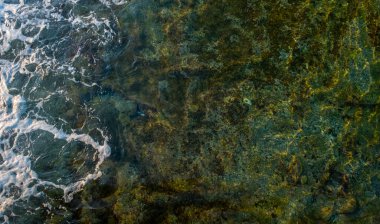 Suyun tepesinde köpüklü güzel deniz dalgaları