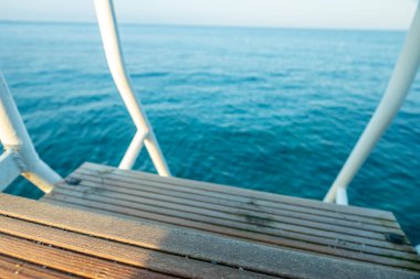 İskeledeki eski ahşap merdivenler ve güzel bir su.