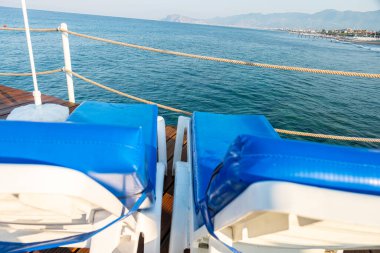 Üzerinde banklar olan iskele beyaz denizde yaz tatiline hazır.