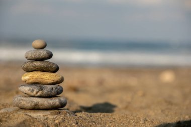 Kumsalda çakıl taşı piramidi