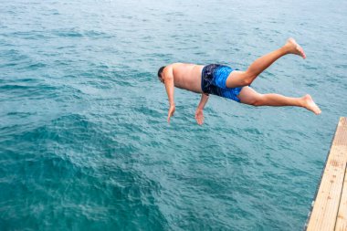 Okyanusun içine atlayan adam