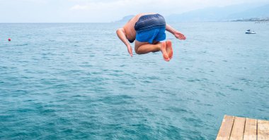 Okyanusun içine atlayan adam