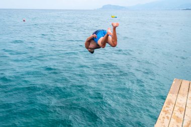 Okyanusun içine atlayan adam